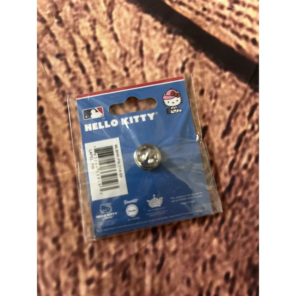 Hello Kitty Tampa Bay‎ Rays MLB Baseball Lapel Pin New Collectible Fan Accessory